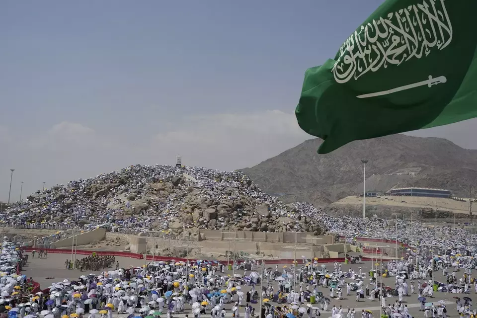 Jemaah haji berkumpul di puncak bukit Arafah yang dikenal sebagai Bunung Rahmat dekat kota suci Mekah, Arab Saudi, Sabtu, 15 Juni 2024.