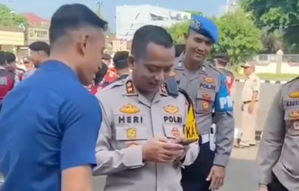 Sebagai upaya pencegahan praktik judi online di lingkungan anggota Polri, Kapolres Metro, Lampung merazia handphone (HP) milik personelnya, Kamis, 20 Juni 2024.