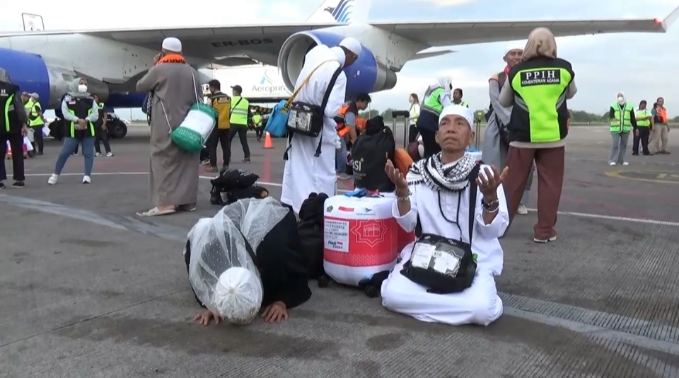 Sebanyak 449 haji kloter pertama debarkasi Makassar tiba di Bandara Internasional Sultan Hasanuddin, Kabupaten Maros, Sulawesi Selatan, Minggu, 23 Juni 2024.