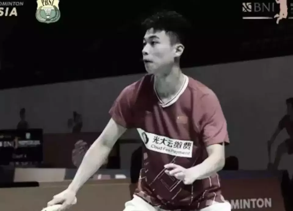 Pebulutangkis muda China, Zhang Zhi Jie, meninggal dunia setelah kolaps di lapangan saat bertanding dalam kompetisi Badminton Asia Junior Championship (BAJC) 2024 yang digelar di Yogyakarta, Minggu, 30 Juni 2024. 