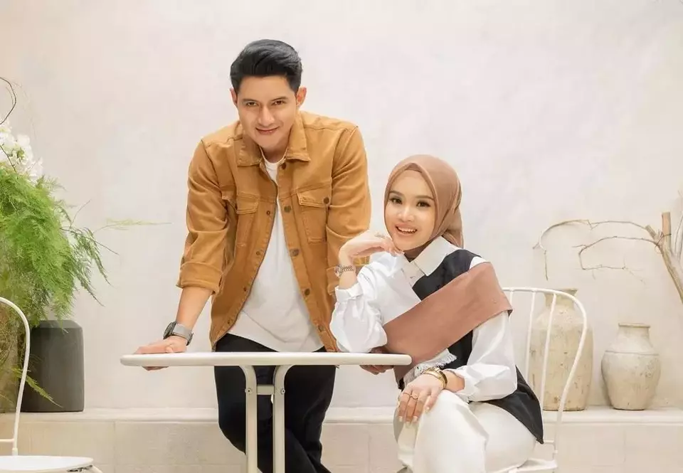 Pasangan selebritas Chand Kelvin dan Dea Sahirah.