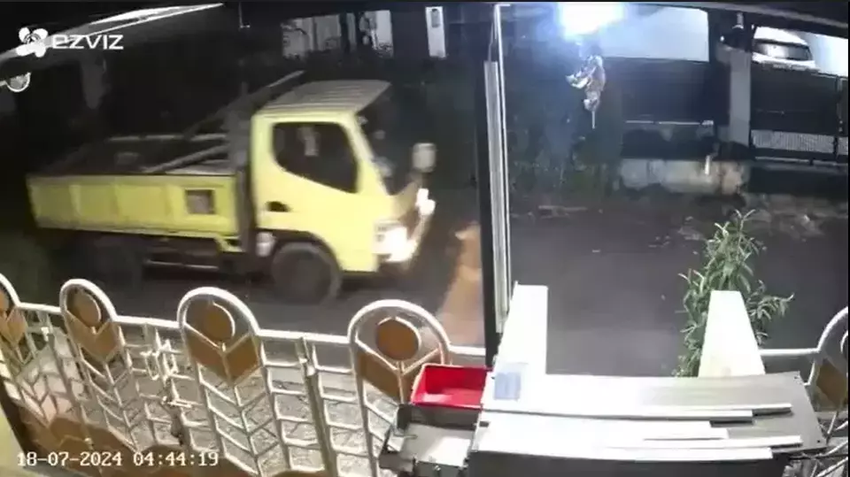 Aksi Komplotan Pencuri Truk Di Depok Terekam CCTV