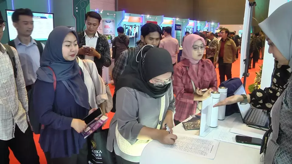 Booth BRI yang membuka lowongan kerja di Naker Fest 2024