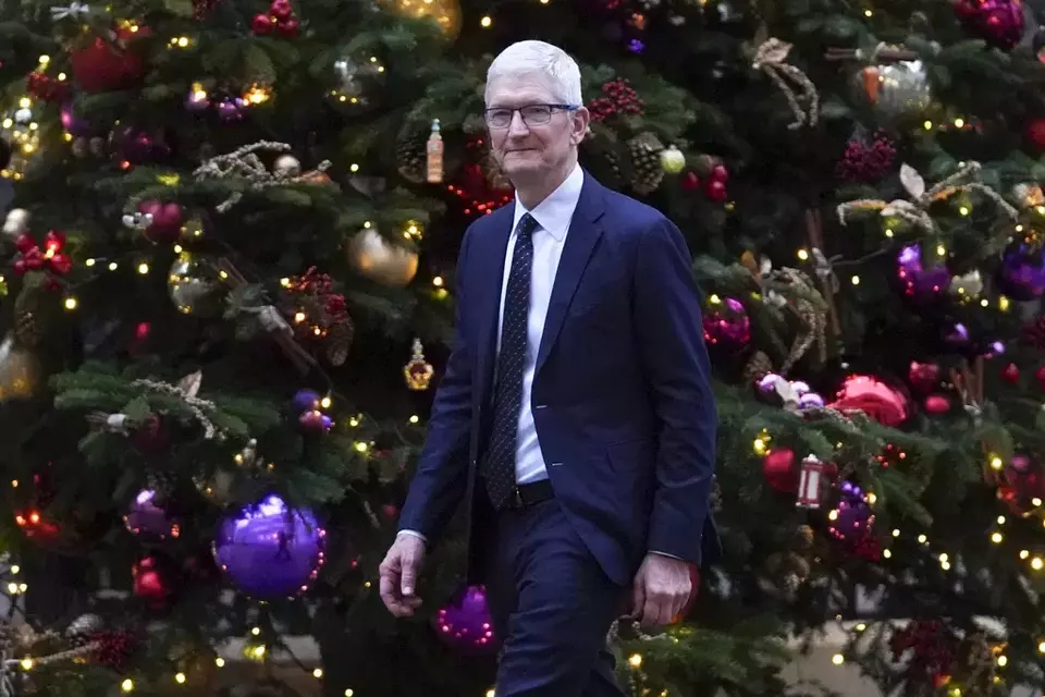 Donald Trump Jamu CEO Apple Tim Cook, Minta Sumbangan Acara Pelantikan?