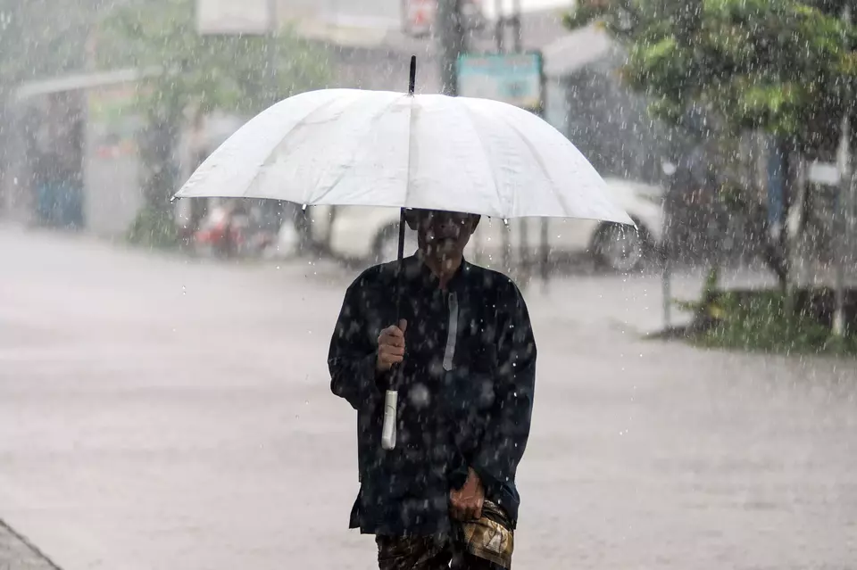 Prakiraan Cuaca BMKG Hari Ini Mayoritas Kota Besar Indonesia Diguyur Hujan Dan Petir