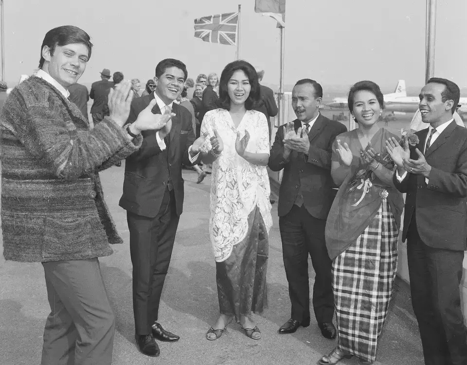 Titiek Puspa (ketiga dari kiri) dan musisi Indonesia lainnya yang tergabung dalam The Lensoist.