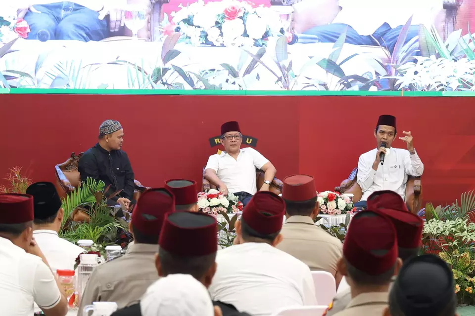 Kajian Subuh Ilmiah di Aula Tribata Mapolda Riau kmembahas sisi spiritual dan ilmiah alam melalui pandangan dua tokoh nasional yakni ustaz Abdul Somad (UAS) sebagai ulama dan Rocky Gerung.