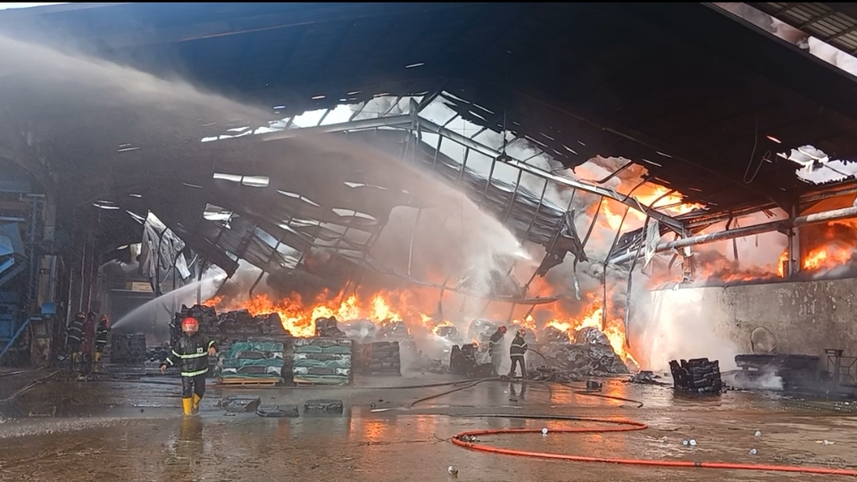 Petugas damkar memadamkan kebakaran pabrik karet PT Teluk Luas di kawasan industri Tanjung Saba Pitameh Nan XX, Kecamatan Lubuk Begalung, Kota Padang, Sumatera Barat, Minggu (18/5/2025) siang.