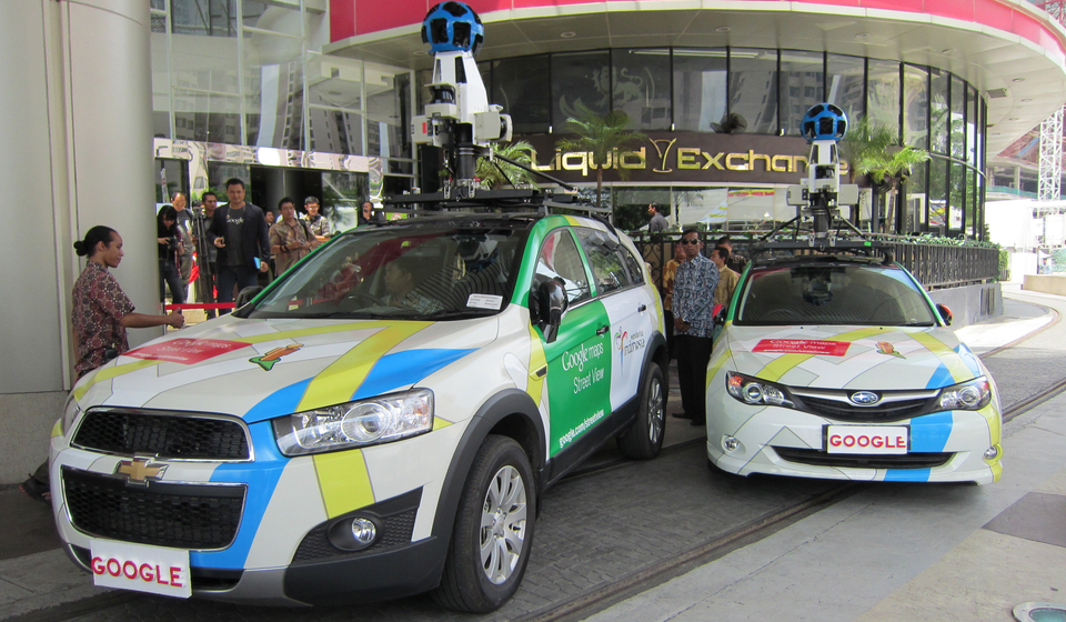Dua mobil Google Street View bersiap untuk mengambil foto-foto jalanan di Jakarta, Jumat (23/11).