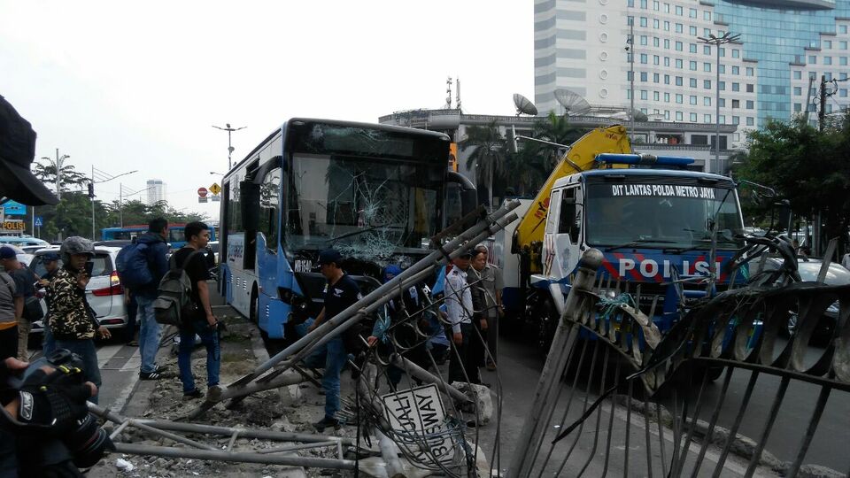 Sopir Mengantuk, Transjakarta Tabrak Traffic Light Di Gunung Sahari