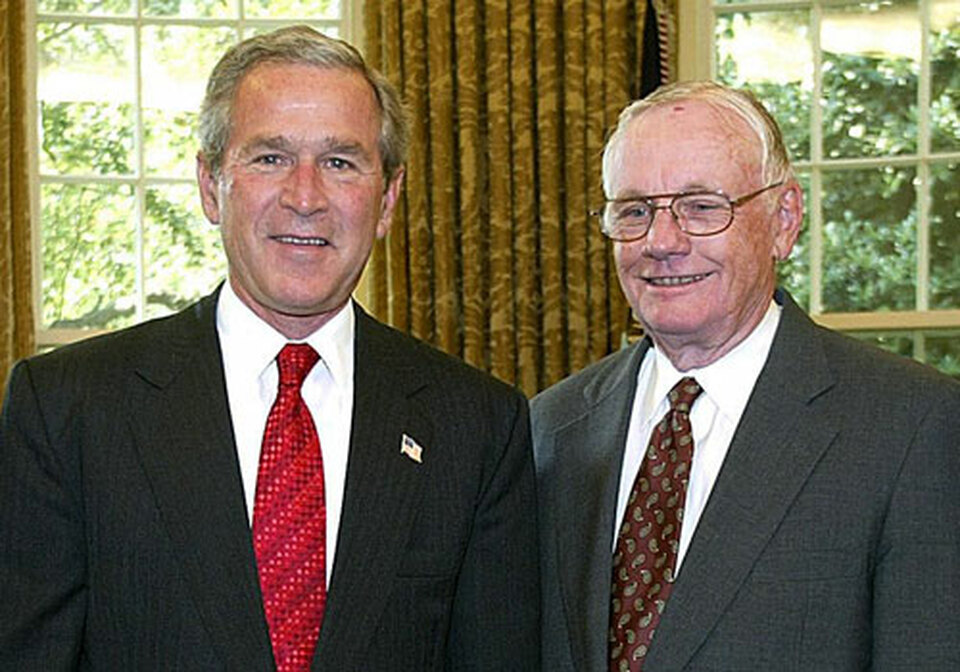 Neil Armstrong (kanan) berpose bersama mantan presiden AS, George W Bush.
