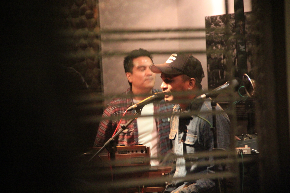 Salah satu penampilan Glenn Fredly saat tampil bersaama Indra Lesmana di Red White Lounge, 28 April 2012.