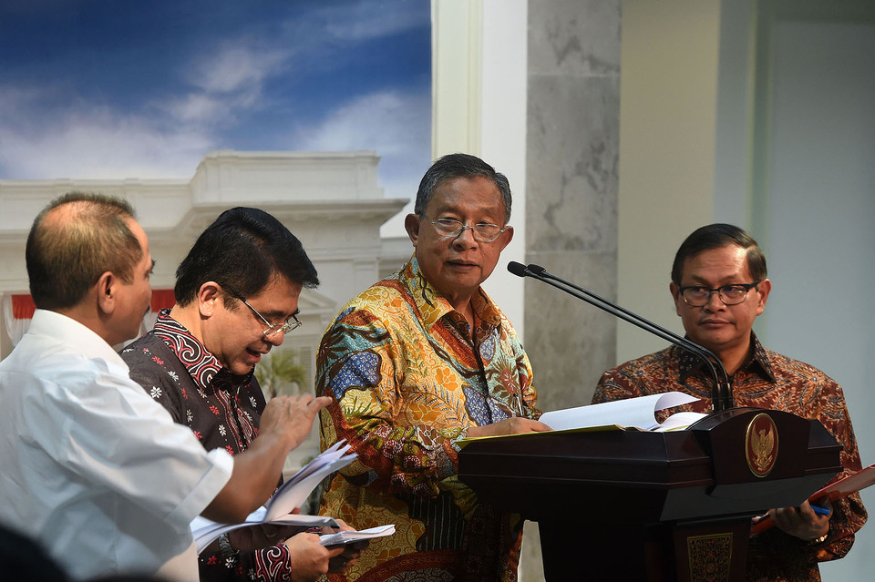 Menko Perekonomian Darmin Nasution (kedua kanan), Sekretaris Kabinet Pramono Anung (kanan), Menteri Pariwisata Arief Yahya (kiri), dan Kepala BKPM Franky Sibarani (kedua kiri) memaparkan Paket Kebijakan Ekonomi ke-X di Kantor Kepresidenan, Jakarta, 11 Februari 2016.