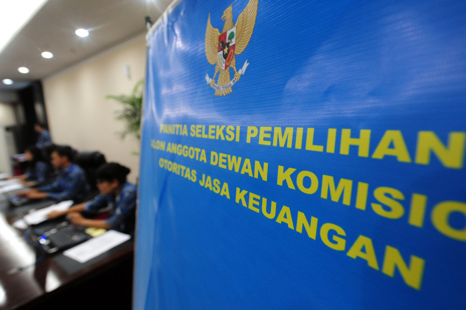 Petugas berjaga di meja pendaftaran pada hari pertama Seleksi Pemilihan Calon Anggota Dewan Komisioner Otoritas Jasa Keuangan (OJK) di Kementerian Keuangan, Jakarta. FOTO ANTARA/Rosa Panggabean