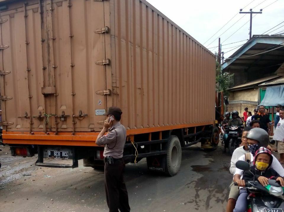 Truk Kontainer Tabrak 6 Kendaraan Di Bogor, Satu Tewas