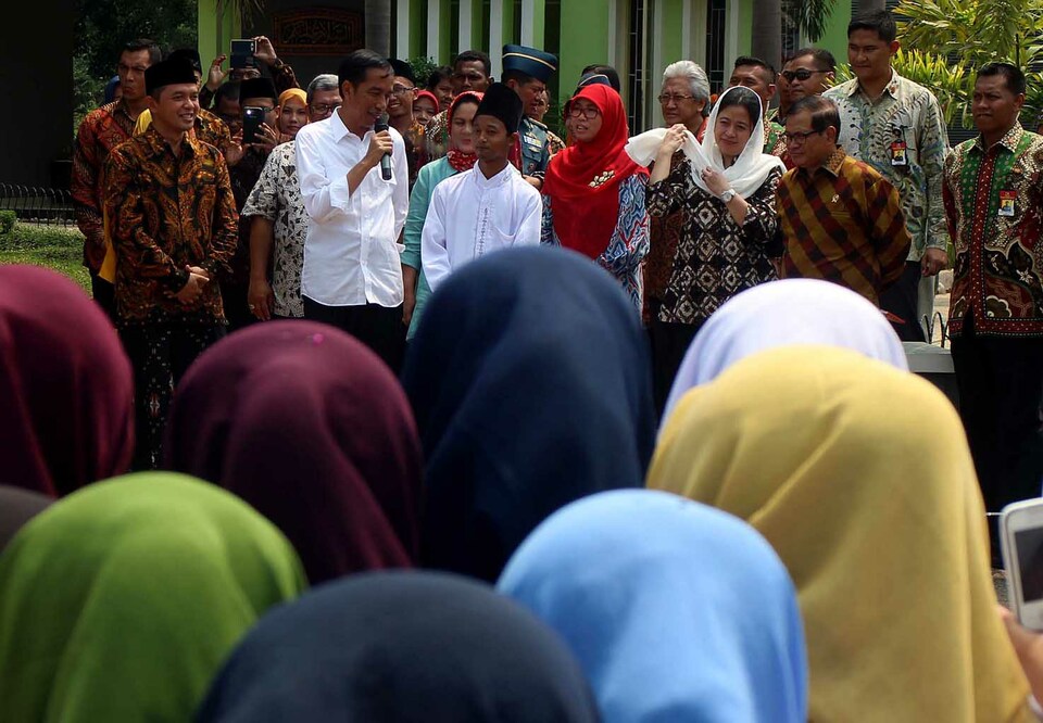 Presiden Joko Widodo bersama Menko PMK Puan Maharani dan Seskab Pramono Anung menyapa warga dalam kunjungan kerja di Cirebon, Jawa Barat, 14 Januari 2016.