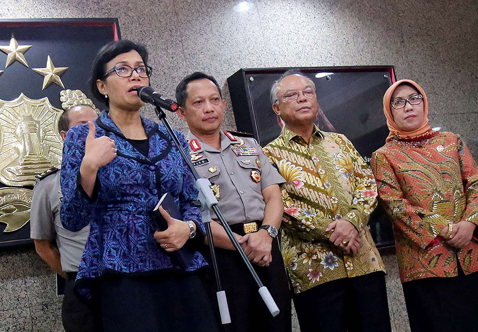 Menteri Keuangan Sri Mulyani (kedua kiri) bersama Kapolri Jenderal Pol Tito Karnavian (ketiga kanan), Anggota Dewan Komisioner Otoritas Jasa Keuangan (OJK) Nelson Tampubolon (kedua kanan) dan Nurhaida (kanan),  memaparkan hasil rapat koordinasi terkait pengamanan program pengampunan pajak (tax amnesty) di Mabes Polri, Jakarta, 29 Juli 2016.