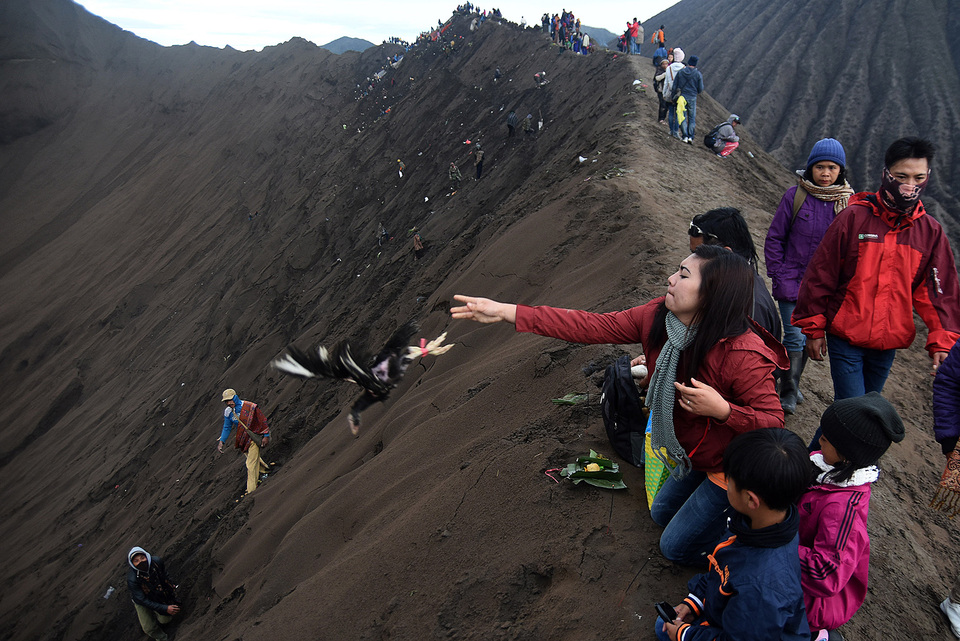 Suku Tengger Gelar Puncak Hari Raya Yadnya Kasada