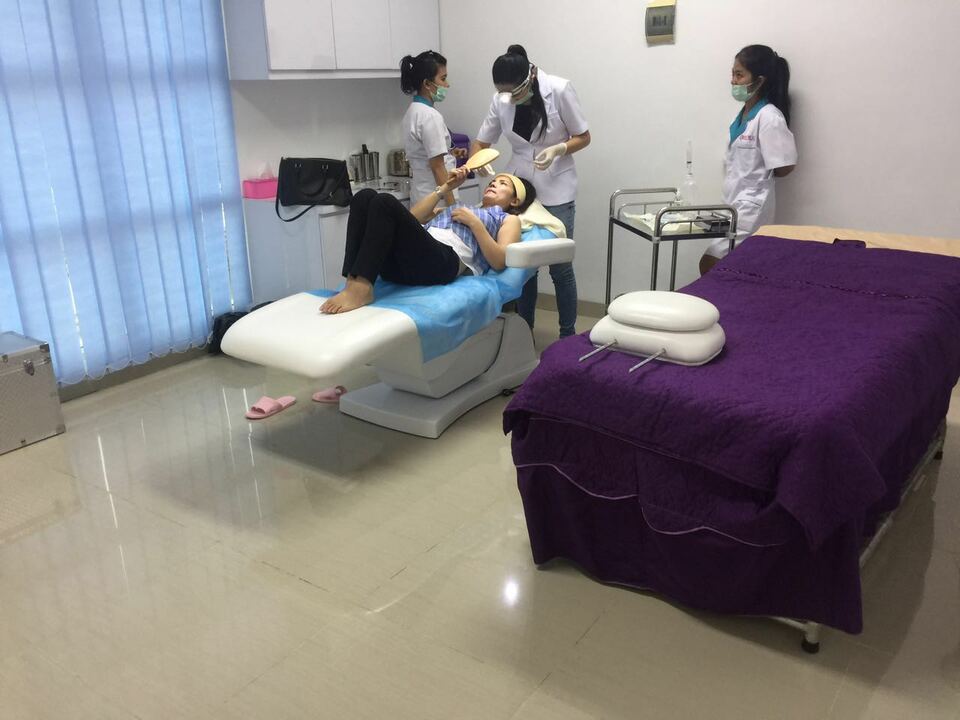 Klinik kesehatan yang diperiksa petugas Imigrasi Jakarta Utara dan mendapatkan dua pekerja asal Tiongkok tidak sesuai dokumen keimigrasian, Selasa 4 Oktober 2016.