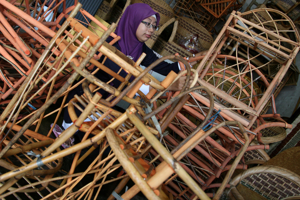 Pedagang menata keranjang parsel berbahan baku rotan pesanan sebuah perusahaan swasta di Kota Kediri, Jawa Timur