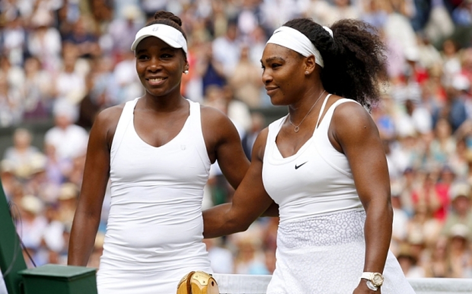 Pasangan ganda putri AS Serena dan Venus Williams.