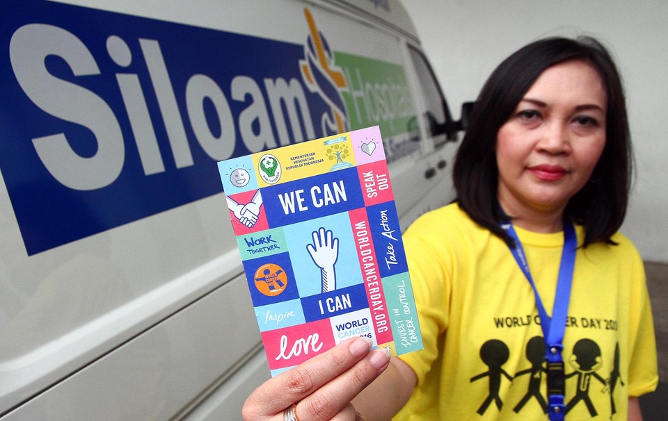 Seorang staf rumah sakit Siloam Hospitals mengikuti aksi Kampanye dan edukasi kanker di Jakarta, 4 Februari 2016.
