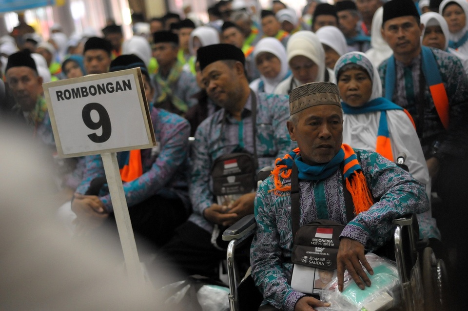 Rombongan jemaah calon haji tiba di Asrama Haji Jawa Barat Embarkasi Jakarta-Bekasi, Bekasi Selatan.
