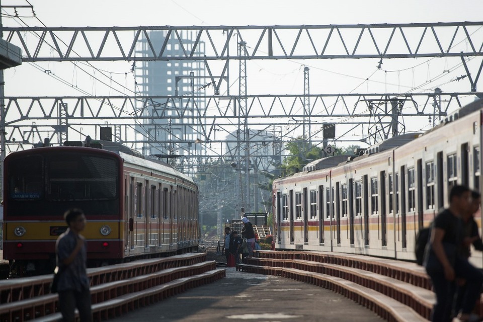 Kereta rel listrik di Stasiun Manggarai, Jakarta.