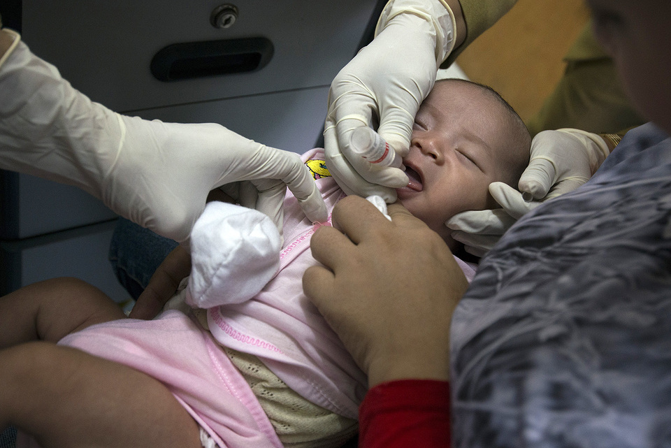 Pemberian vaksin polio.