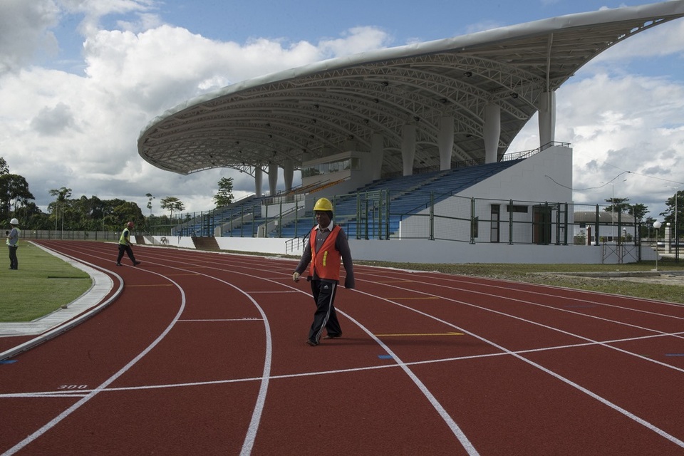 Pekerja beraktivitas di lokasi pembangunan Mimika Sport Complex yang dibangun PT Freeport Indonesia di Kabupaten Mimika, Papua, 17 Juni 2016.