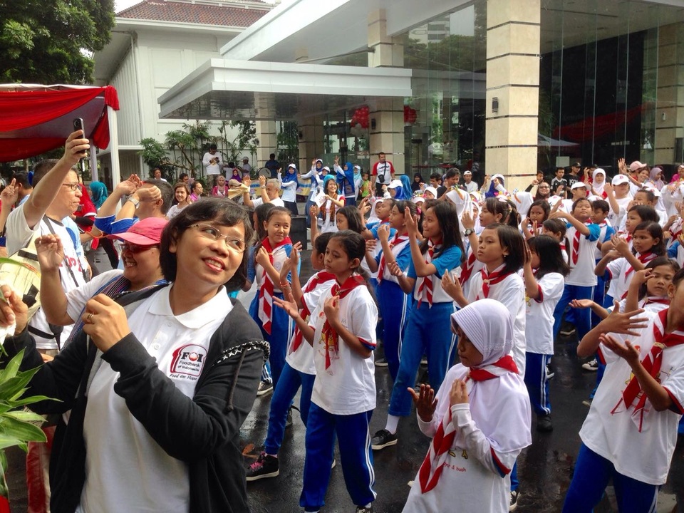 Deputi Tumbuh Kembang Anak Kementerian Pemberdayaan Perempuan dan Perlindungan Anak Lenny Rosalin ikut berzumba dengan murid SD Raudhatul Ulum, Blok A, Kebayoran Baru, Jakarta Selatan, dalam acara 