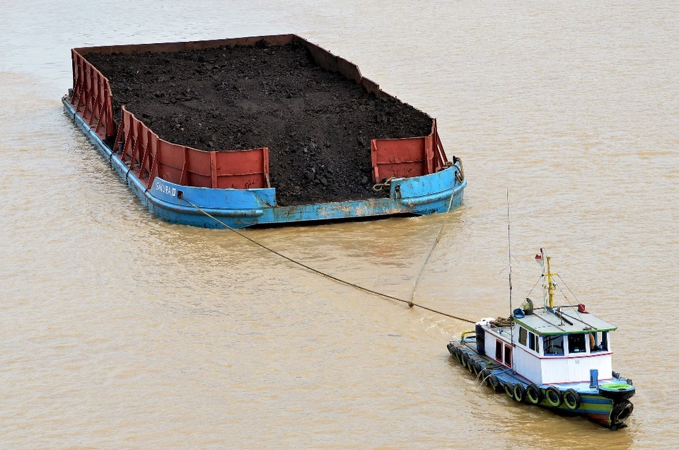Tongkang pengangkut batu bara.