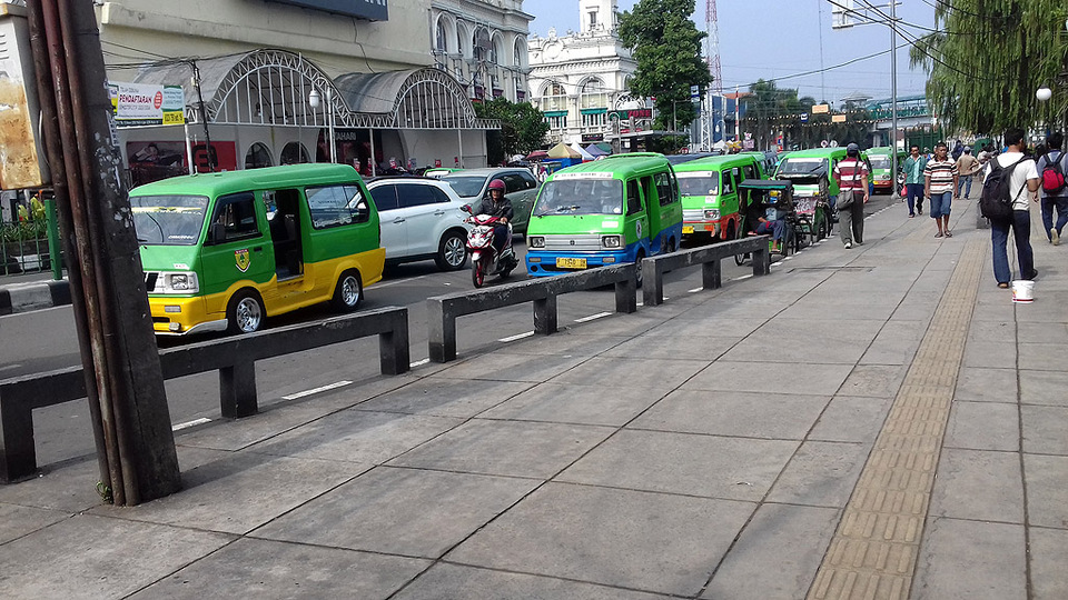 Sejumlah mobil angkutan kota menunggu calon penumpang di depan Stasiun Bogor, 6 Januari 2016.