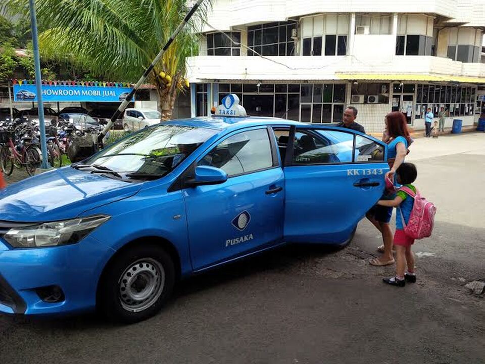 Seorang warga Kelapa Gading Jakarta Utara menggunakan jasa taksi Blue Bird yang sedang membebaskan biaya bagi penumpangnya, Rabu 23 Maret 2016.