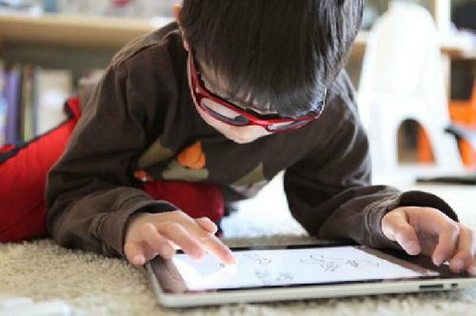 Bermain gadget bisa memicu kelainan penglihatan mata pada anak