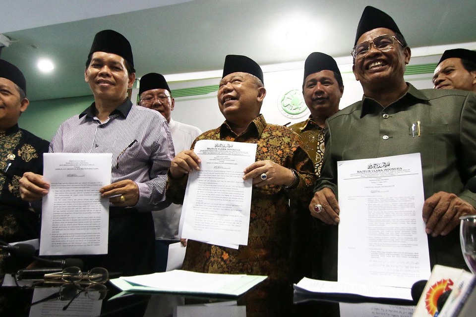 Ketua Umum Majelis Ulama Indonesia (MUI) KH Ma'ruf Amin (tengah) bersama sejumlah pengurus MUI dan perwakilan ormas Islam memberikan pernyataan sikap mengenai kegiatan Lesbian, Gay, Biseksual dan Transgender (LGBT) di kantor MUI, Jakarta, 17 Februari 2016.
