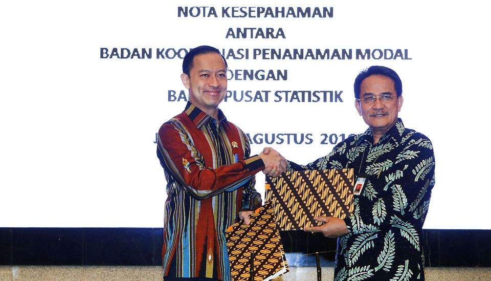 Kepala Badan Koordinasi Penanaman Modal (BKPM) Thomas Lembong (kiri) dan Kepala Badan Pusat Statistik (BPS) Suryamin menandatangani Nota Kesepahaman BKPN-BPS di Jakarta, 8 Agustus 2016.