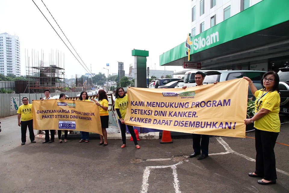 Sejumlah staf dan dokter Siloam Hospitals mengikuti aksi Kampanye dan edukasi kanker di Jakarta, 4 Februari 2016.