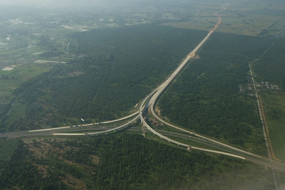 Foto udara pembangunan jalan tol Medan-Tebing Tinggi yang diambil dari kawasan Deli Serdang, Sumatera Utara.