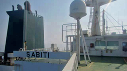 Lembaga penyiaran Pemerintah Iran, TV IRIB pada 10 Oktober 2019 merilis gambar kapal tanker minyak mentah Iran, Sabiti, sedang berlayar di Laut Merah. Kapal tanker minyak Iran, Sabiti, diduga dihantam serangan rudal di dekat pelabuhan Jeddah, Arab Saudi sehingga menyebabkan minyak bocor ke Laut Merah. National Iranian Tanker Company mengatakan dalam sebuah pernyataan bahwa lambung kapal Sabiti dihantam dua ledakan terpisah sekitar 100 kilometer di lepas pantai Saudi. (Foto: AFP)