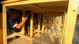 Pesanan meja belajar kayu meningkat. Foto: SP/Joanito De Saojoao