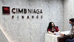 Nasabah mendapatkan penjelasan mengenai produk pembiayaan di kantor cabang CIMB Niaga Finance. (B-Universe Photo/David Gita Roza)