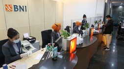 Petugas teller Bank BNI memperlihatkan uang rupiah di sedang melayani nasabah di KCP Bursa Efek Indonesia di Jakarta. Foto: Beritasatu Photo/Uthan AR