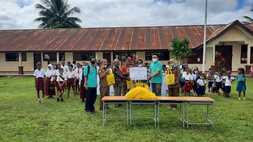TSE Group Salurkan Alat Tulis untuk 4.500 Anak-anak Papua