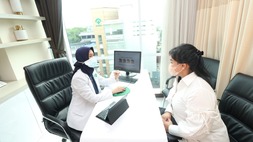 Seorang pasien sedang berkonsultasi dengan dokter perempuan. ( Foto ilustrasi: Istimewa )