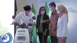 Grab Pesan 6.000 Lebih Sepeda Motor Listrik Buatan Jawa Tengah