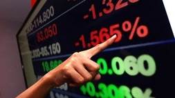 Investor menunjuk pergerakan saham di layar monitor sebuah perusahaan sekuritas di Jakarta. Foto ilustrasi: BeritaSatu Photo/Mohammad Defrizal