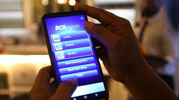 Nasabah BCA menggunakan fasilitas mobile banking saat bertransaksi, di Jakarta. Foto ilustrasi: BeritaSatu Photo/Mohammad Defrizal