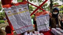 Petugas menunjukkan surat kertas suara dalam simulasi pelaksanaan pemungutan suara di kantor KPU Pusat, Jakarta, Selasa (22/3/2022). Foto: BeritaSatuPhoto/Joanito De Saojoao