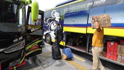 Ilustrasi suasana calon penumpang arus balik lebaran di terminal Pulo Gebang, Jakarta Timur, (BeritaSatuPhoto/Joanito De Saojoao.